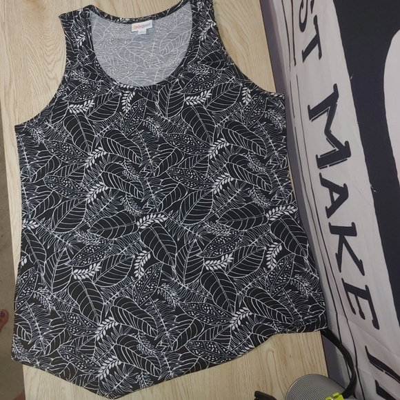 Lularoe black and white pattern tank - Picture 1 of 3